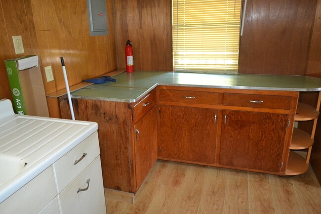 Building Photo - Small Student Apartment for One Person- VE...