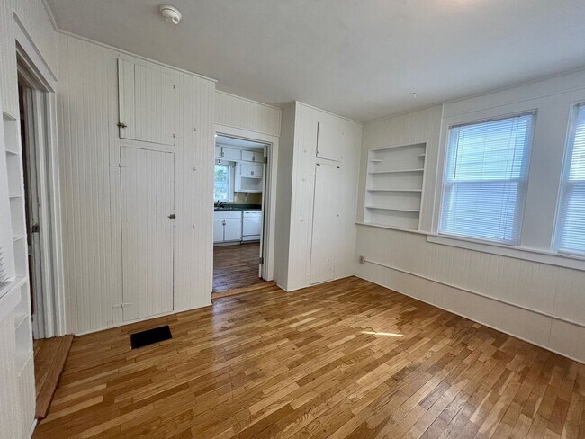 Building Photo - Centrally Located Pet Friendly Unit!