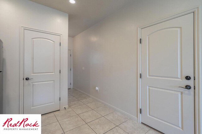 Building Photo - Cozy Townhome with Community Pool