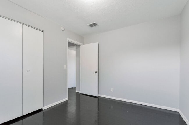 Building Photo - 4543 Moncrief Rd W