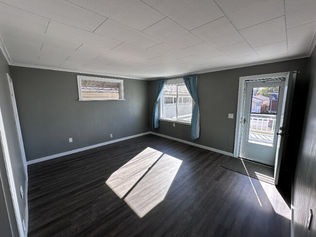 Building Photo - 2110 7th St