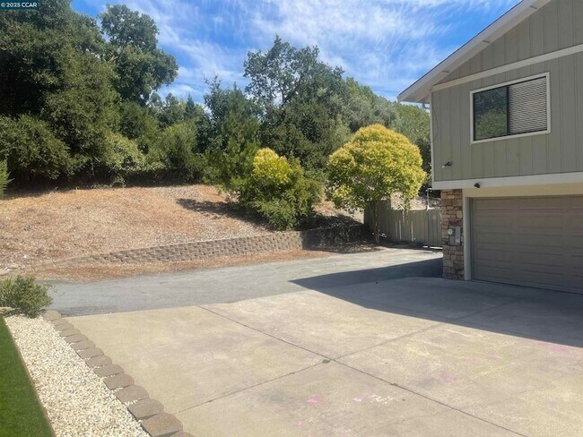 Building Photo - 971 Livorna Rd