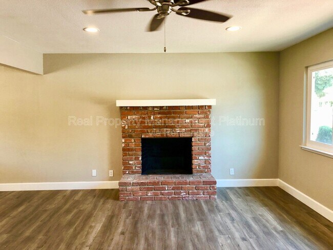 Building Photo - 3653 N Shirley Ave