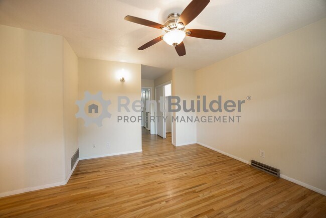 Building Photo - 6504 Loftus Ave NE