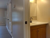 Building Photo - Spacious 2bd/1.5ba townhome