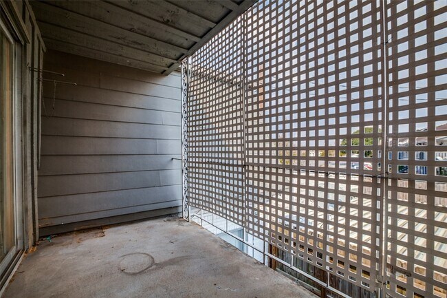 Building Photo - 9025 Rue Cambon St