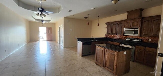 Building Photo - 14 Samgar St