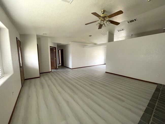 Building Photo - Charming Corner Home Located in North Cal ...