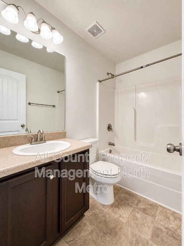 Building Photo - 417 Village View