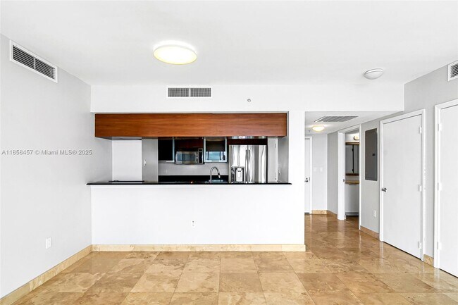 Building Photo - 1800 N Bayshore Dr