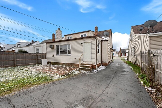 Building Photo - Beautiful Home in South Euclid