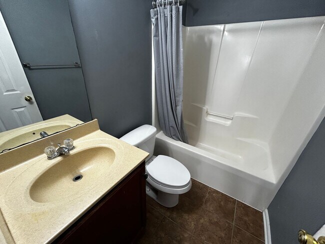 Building Photo - Beautiful 3 Bedroom Home With Bonus Room!!