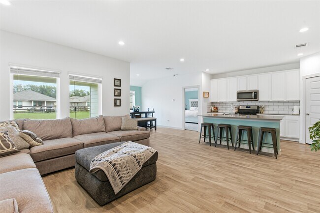 Building Photo - 130 Lk Wy Cir