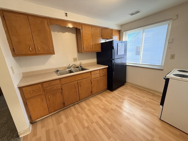 Building Photo - 4760 Holiday Dr