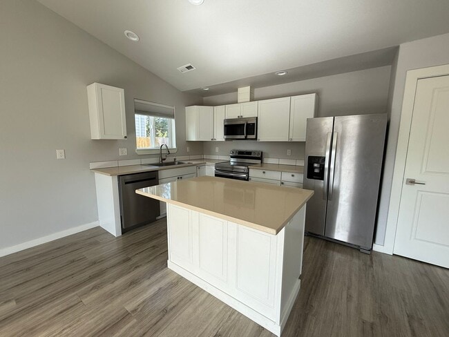 Building Photo - Gorgeous Pet Friendly Three Bedroom Lebano...