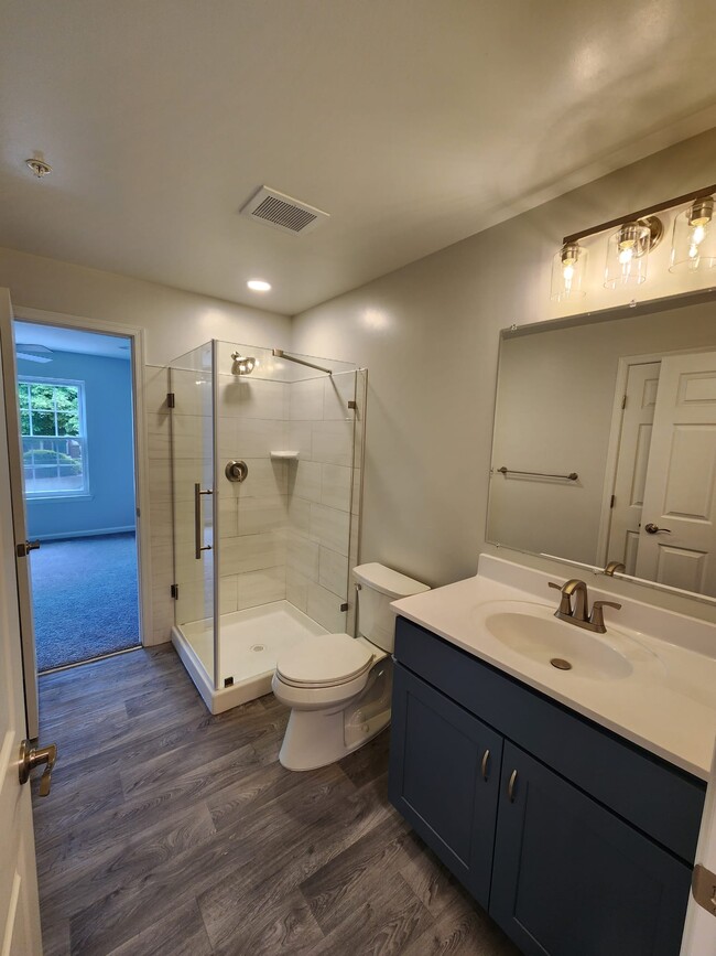 Guest Bathroom - 13111 Millhaven Pl