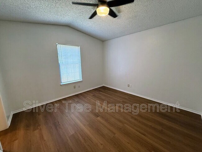 Building Photo - 6845 S Creek Dr