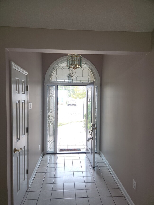 Building Photo - 886 Castlewood Dr