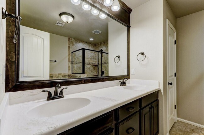 Building Photo - HOME AVAILABLE FOR LEASE