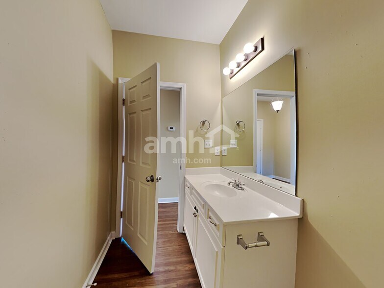 Building Photo - 1223 Chapmans Retreat Dr