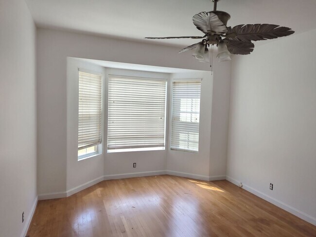 Building Photo - Spacious 2-Bed, 1-Bath Home in the Heart of Burbank!