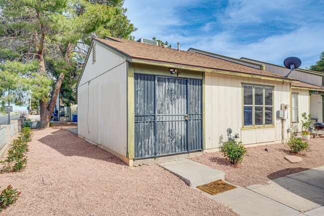 Building Photo - Charming Single-Level Townhome with Modern Flooring & Update Bathroom & Kitchen