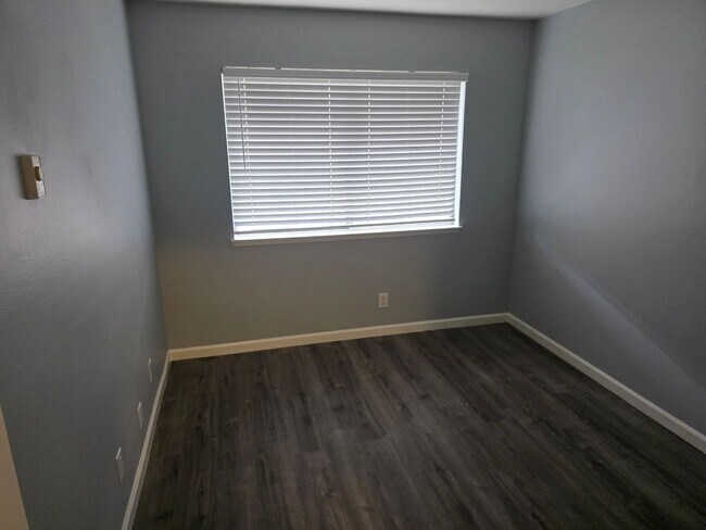 Building Photo - Spacious one level Penthouse