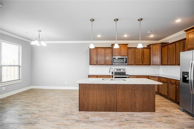Building Photo - 307 Alder St