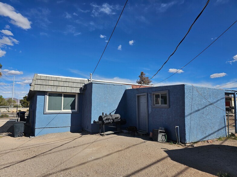 Building Photo - 705 Center St