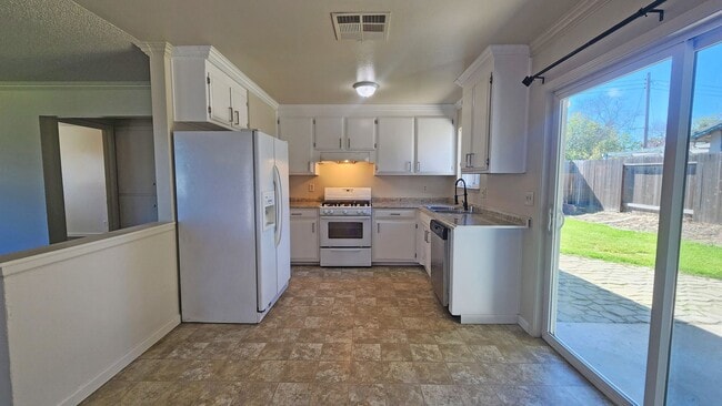 Building Photo - 6013 Brett Dr
