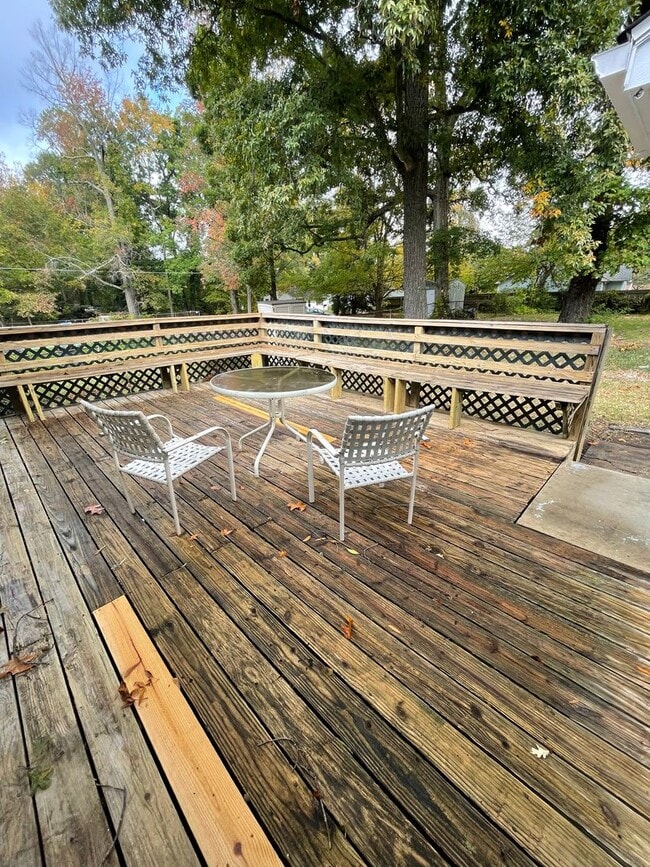 Building Photo - Updated 3 Bedroom- Convenient to Restaurants, Cone Hospital & Wendover Ave