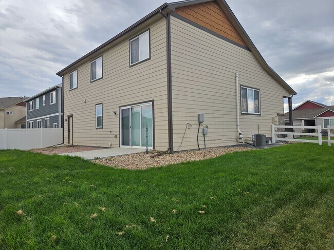 Building Photo - Beautiful 4 Bedroom in Windsor East!