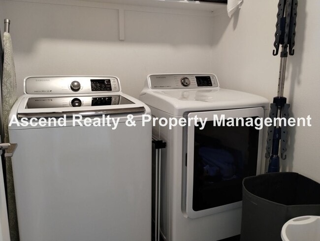 Building Photo - Like New 4 Bed Beauty Full Bed & Bath on M...
