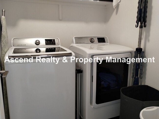 Building Photo - Like New 4 Bed Beauty Full Bed & Bath on Main Next to Commonwealth Lake & Minutes to Cedar Hills ...