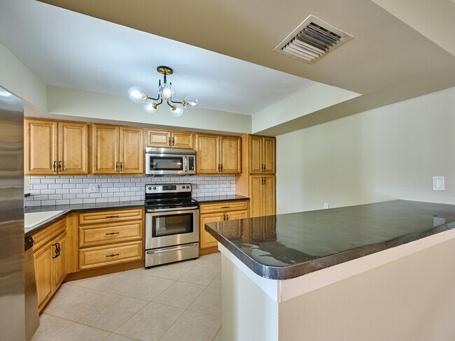 Building Photo - 6040 Glendale Dr