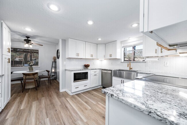 Building Photo - 26715 Maplewood Dr