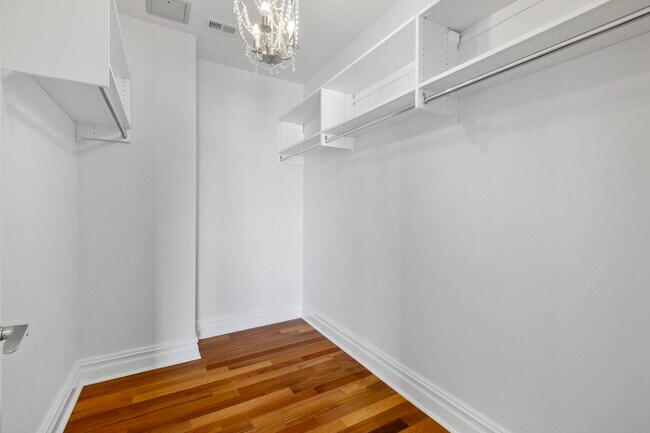 Building Photo - 250 Henley Pl