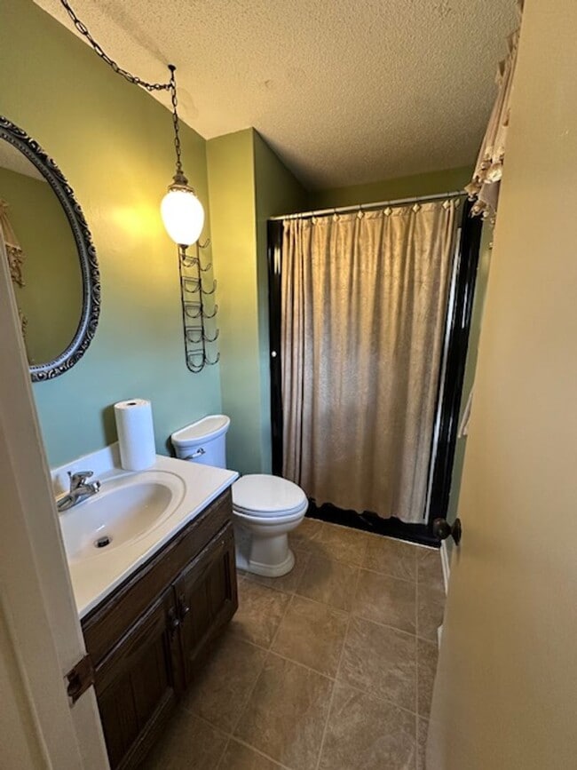 Building Photo - Maryville 37803 - 5 bedroom, 3 bath home - Contact Karen Robertson (865) 454-7626