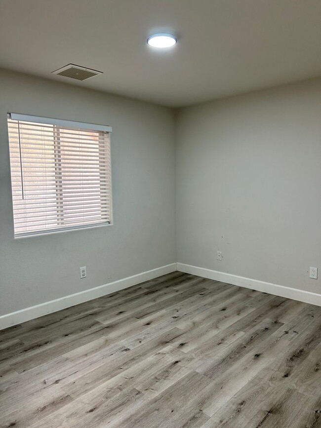 Building Photo - Please Contact Vaughn Realty to set up an ...