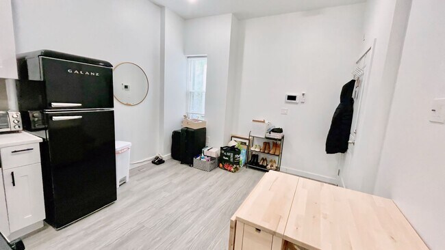 Building Photo - New! Renovated & Modern Apartment