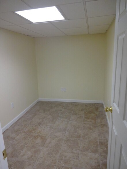 Building Photo - 897 Jefferson Hill Rd