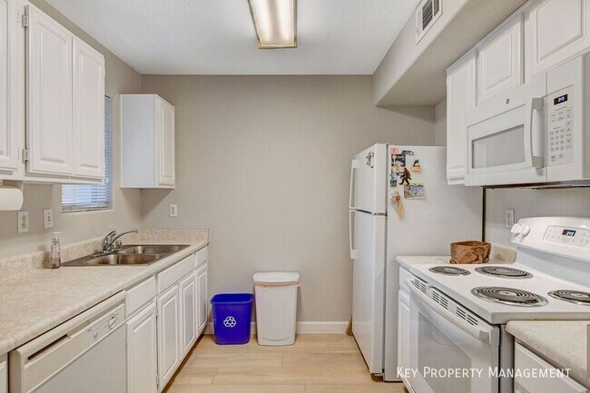 Building Photo - 555 E Silverado Ranch Blvd