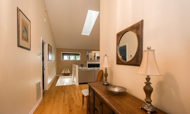 Building Photo - 4 Bedroom 3 Bathroom Home Furnished home