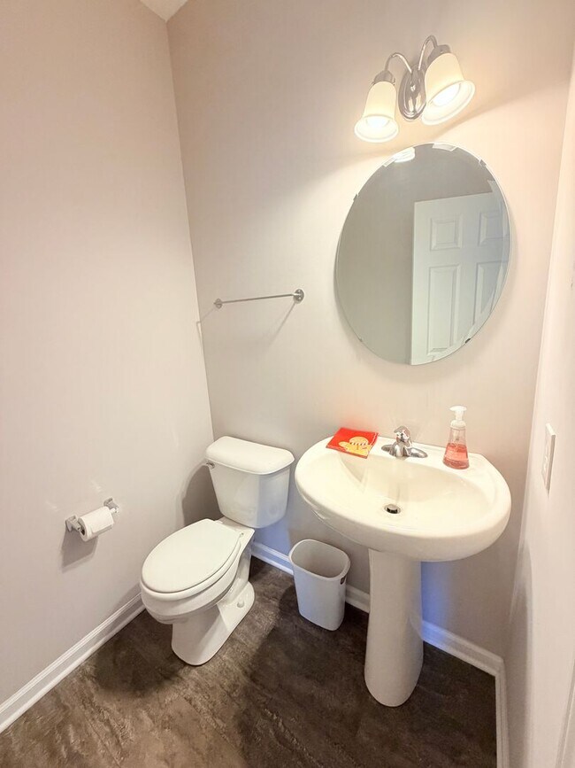 Building Photo - 1618 Woodside Cir