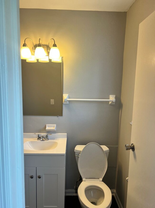 Building Photo - Spacious 2 bedroom/1.5 Bath Townhouse with...