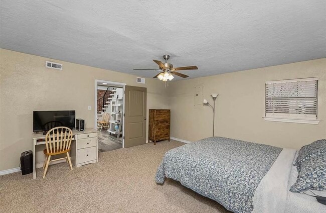 Building Photo - 6913 SW Beta Ave