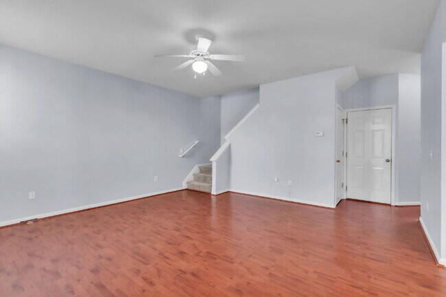 Building Photo - Spacious 4BR Home w/ Screened Porch, Fenced Yard & Great Location