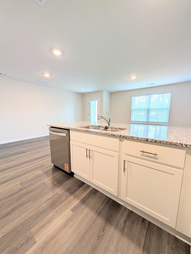 Building Photo - 636 Golden Resin Rd