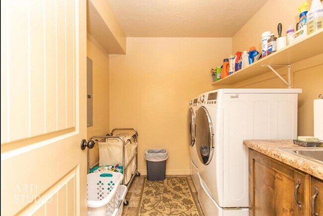 Building Photo - Six-Bedroom Home Includes Casita and RV Parking