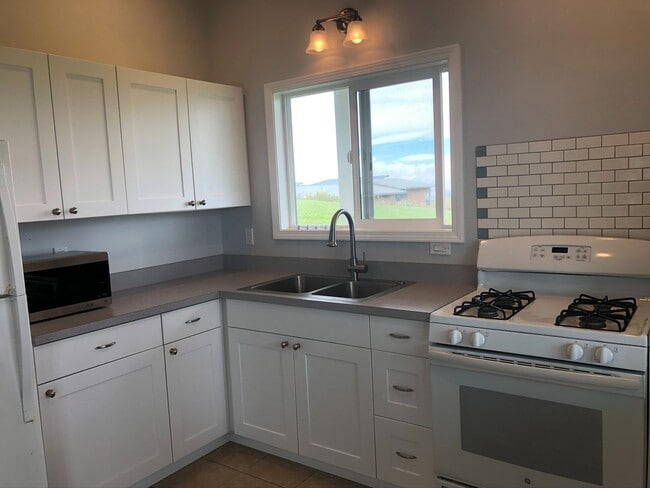 Building Photo - Gorgeous Ocean View Home. Unfurnished 1 Bed, 2 Ba, w/ 2-Car Garage on 1.145 acres
